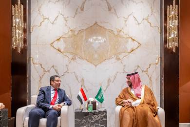 بن مبارك يناقش مع وزير الدفاع السعودي آفاق العلاقات الأخوية والتعاون بين البلدين